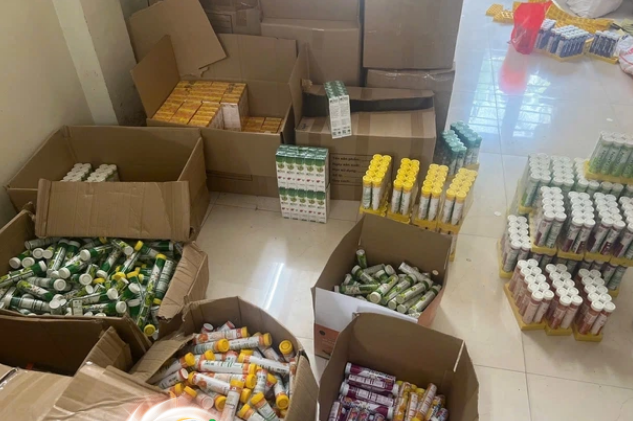 'Đột kích' cơ sở có dấu hiệu sản xuất hàng giả là thực phẩm tại Hà Nội